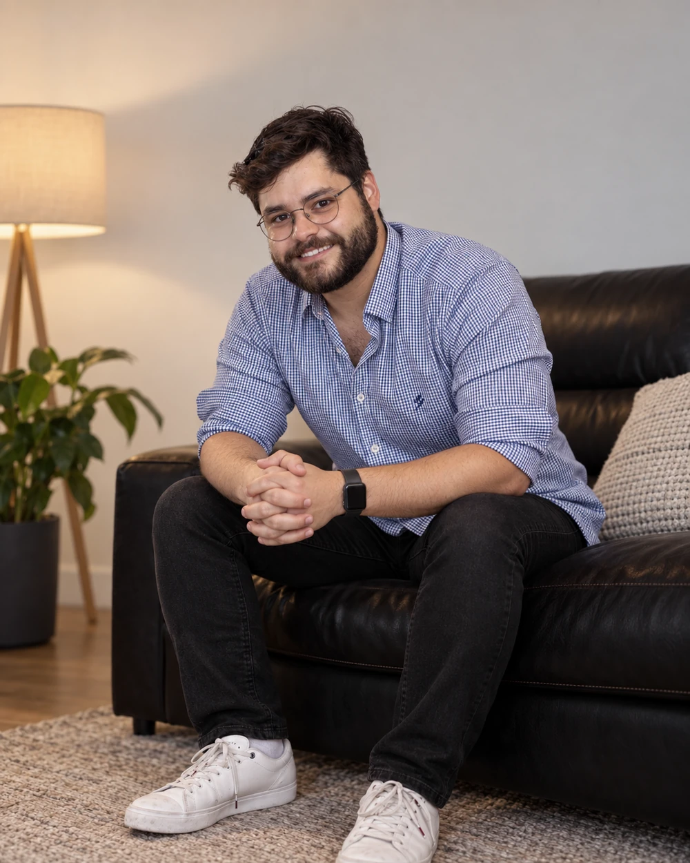 Patrick em um momento informal, sentado em um ambiente de casa.